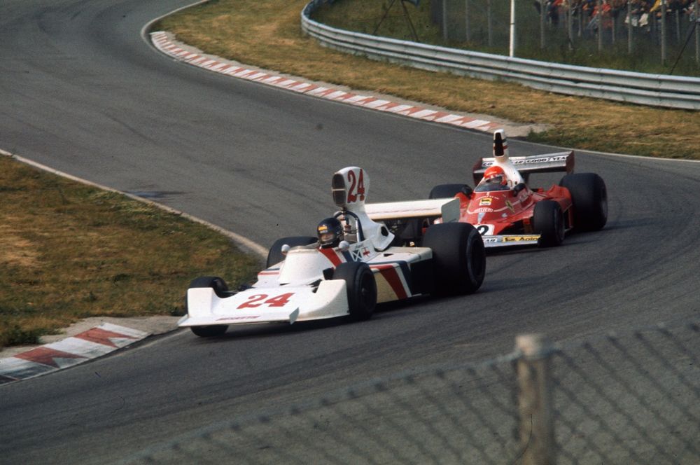 James Hunt rijdt voor Niki Lauda tijdens de Dutch GP van 1975.