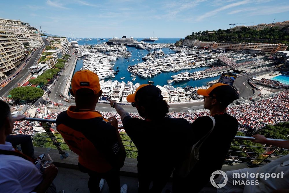 Поклонники McLaren смотрят с балкона во время Гран -при F1 в Монако
