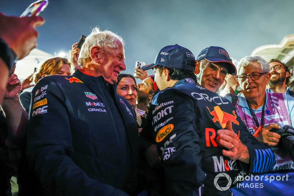 Helmut Marko, Consultor, Red Bull Racing, Sergio Pérez, Red Bull Racing, 2ª posición, Adrian Newey, Director de Tecnología, Red Bull Racing, celebran en Parc Ferme
