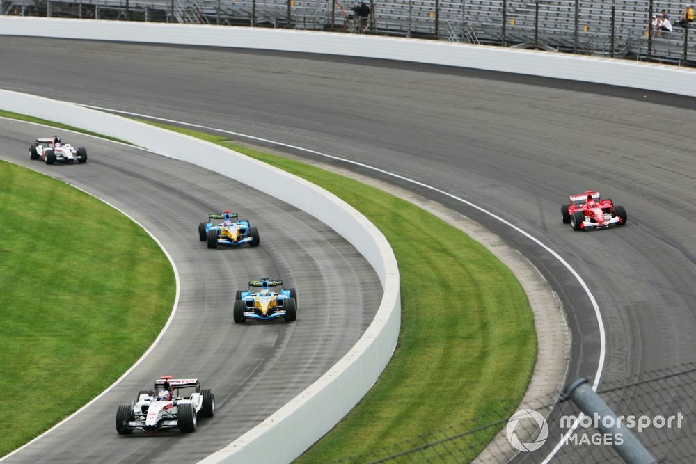 Fernando Alonso (ici en troisième place dans l'entrée des stands) faisait partie des 14 voitures qui ont refusé de prendre part à la course du GP des États-Unis 2005.