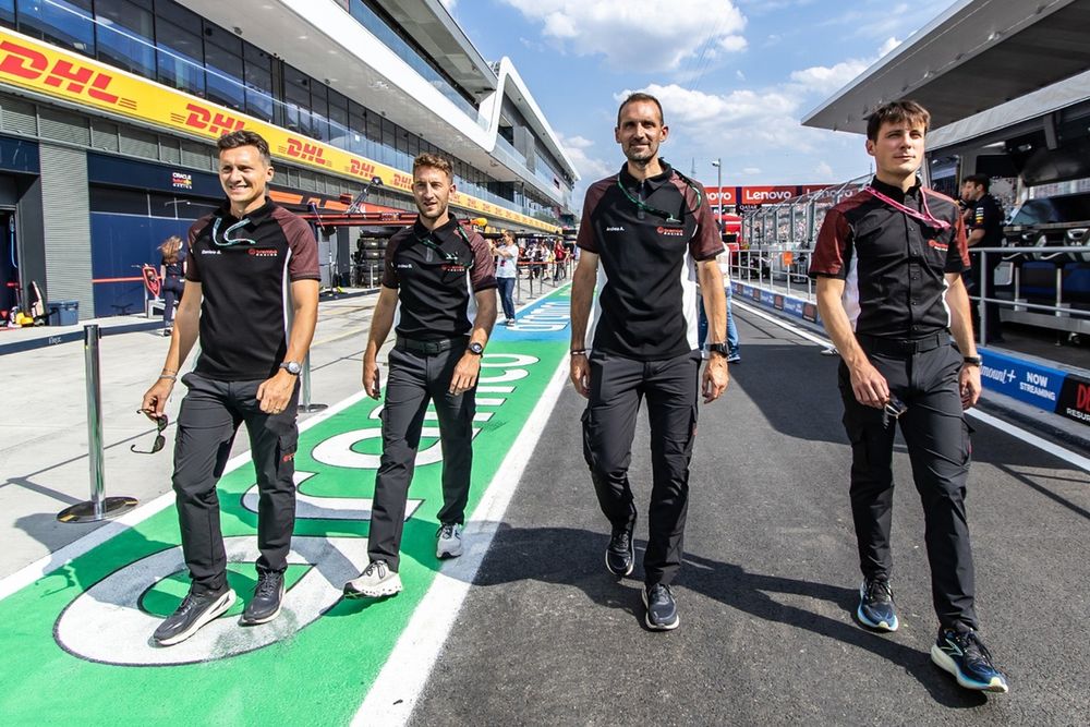 Daniele Bettini e lo staff in pista di Brembo Racing a un GP