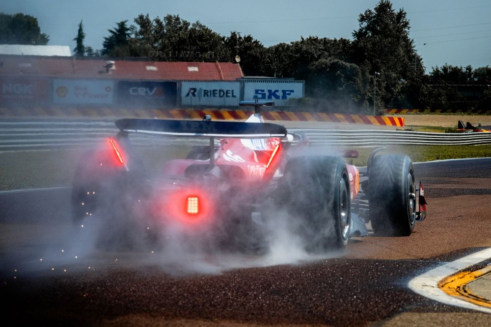 Test Pirelli a Fiorano con Leclerc impegnato sulla SF-25 mule car