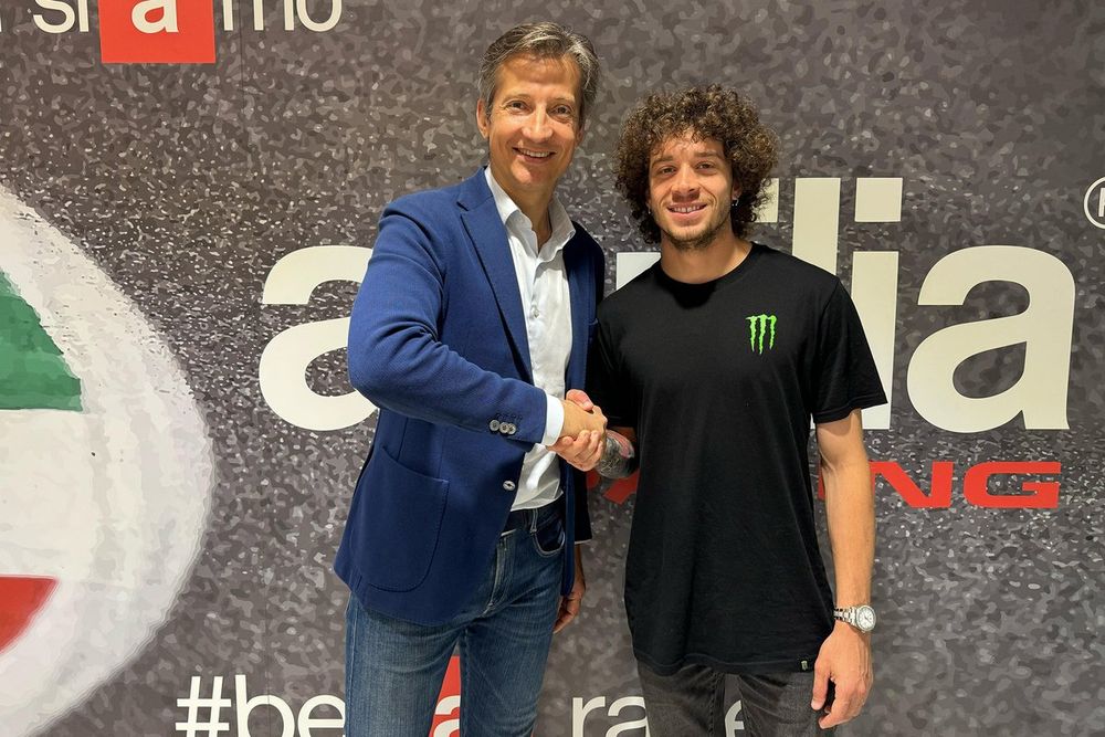 Massimo Rivola, CEO de Aprilia, da la bienvenida al equipo a Marco Bezzecchi