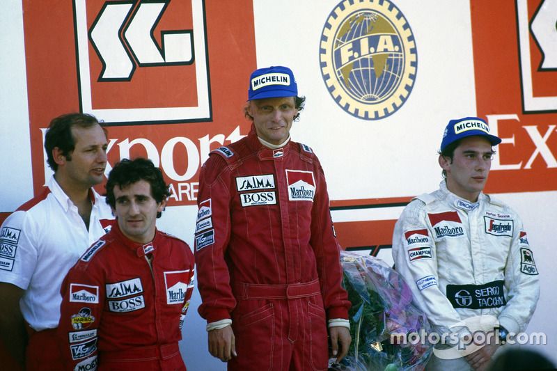 Alain Prost (McLaren), Niki Lauda (McLaren) y Ayrton Senna (Toleman) en el podio del Gran Premio de Portugal 1984.