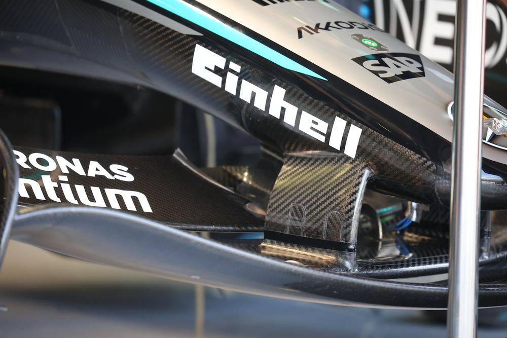 Mercedes W17, dettaglio tecnico dei piloni montati sul secondo elemento dell'ala anteriore