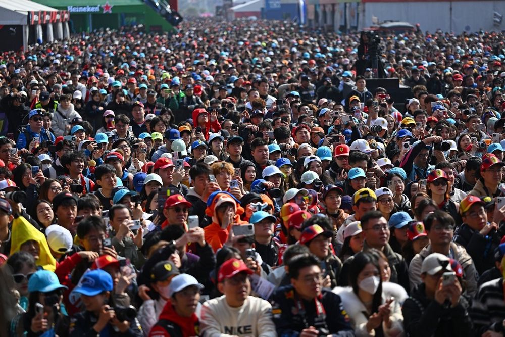 Door de populariteitsgroei van F1 zijn de sponsorbedragen hoog: 50 miljoen per seizoen, zelfs voor een team uit de middenmoot.