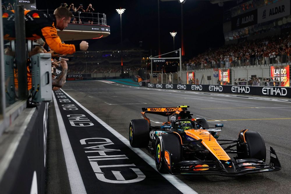 Lando Norris passe la ligne d'arrivée du GP d'Abu Dhabi.