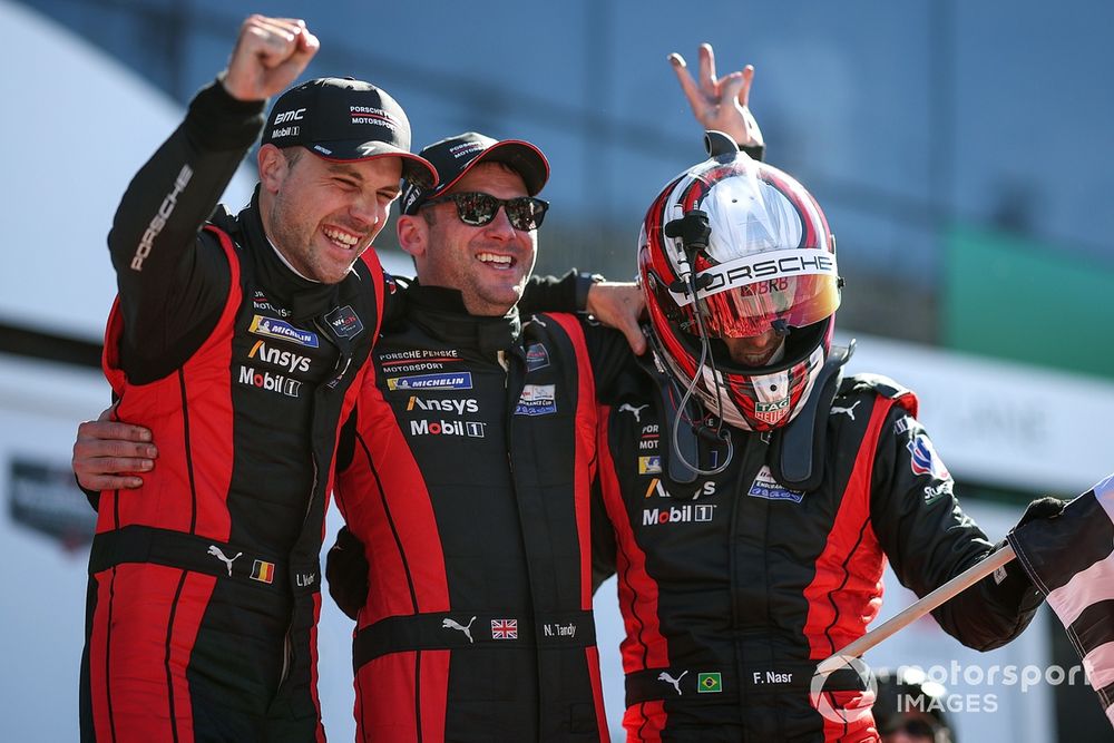 Laurens Vanthoor, Nick Tandy y Felipe Nasr, pilotos del Porsche Penske Motorsports 963 n&ordm; 7, celebran su victoria en la Rolex 24.