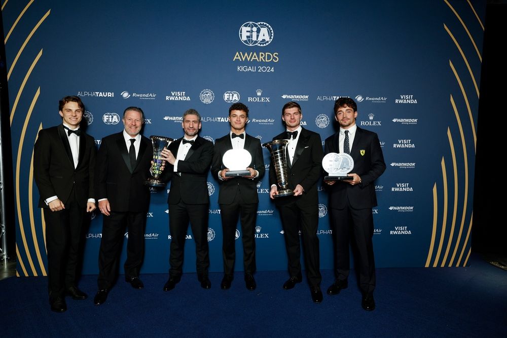 Oscar Piastri, McLaren, Zak Brown, McLaren CEO, Andrea Stella, Team Principal, McLaren F1 Team, Lando Norris, McLaren, Max Verstappen, Red Bull Racing, Charles Leclerc, Ferrari
