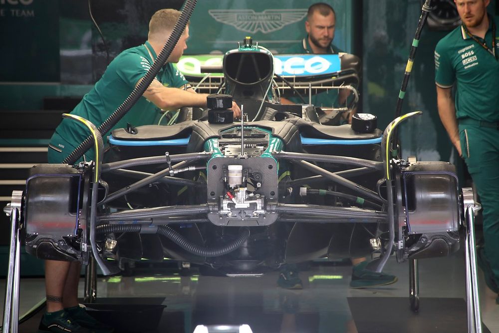 Aston Martin AMR24: una fase della preparazione della vettura per le libere di domani