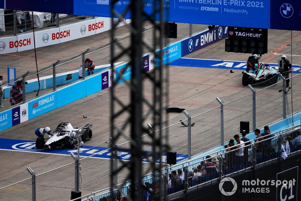 Evans’s Jaguar (right) was
collected by Mortara at
the start to end their bids