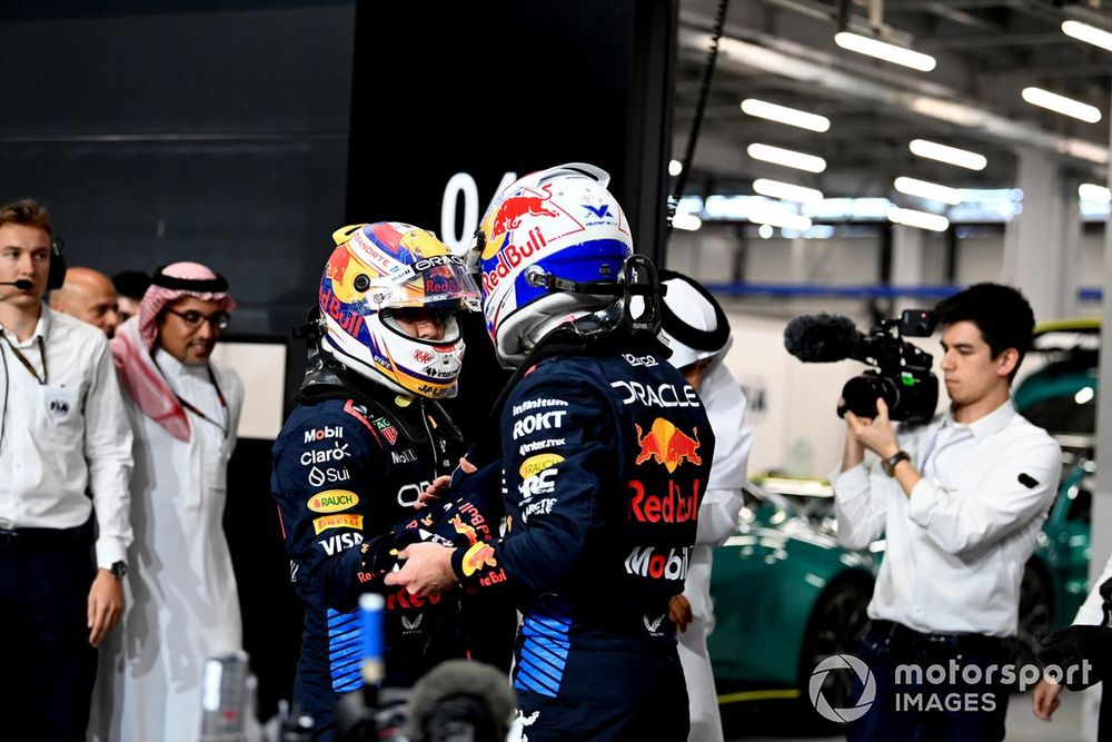 Sergio Pérez, Red Bull Racing, felicita al hombre de la pole Max Verstappen, Red Bull Racing