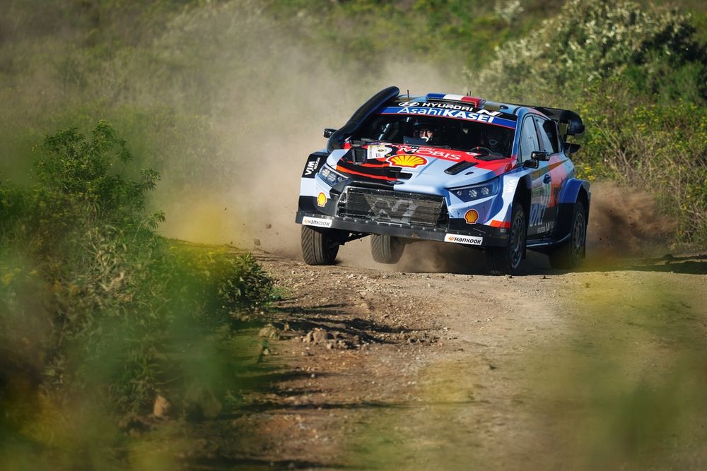 Adrien Fourmaux sort d'un podium au Safari Rally.