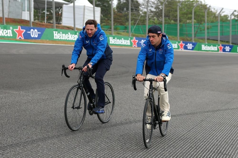 Franco Colapinto, Alpine, recorre el circuito de Interlagos el jueves junto a su ingeniero de carrera, Stuart Barlow.