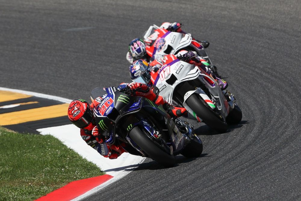 Fabio Quartararo liderando la grupeta de Yamaha en la zona baja de la carrera