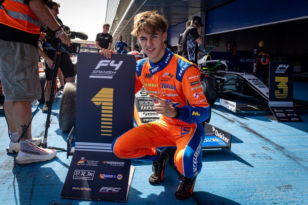 René Lammers strijdt in de simulator tegen F1-coureurs Fernando Alonso en Gabriel Bortoleto.