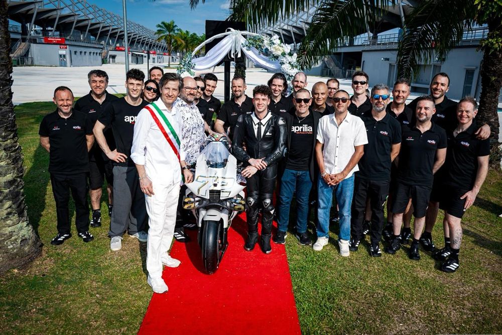 El anuncio de la renovación de Marco Bezzecchi por Aprilia no sentó nada bien al resto de equipos de MotoGP