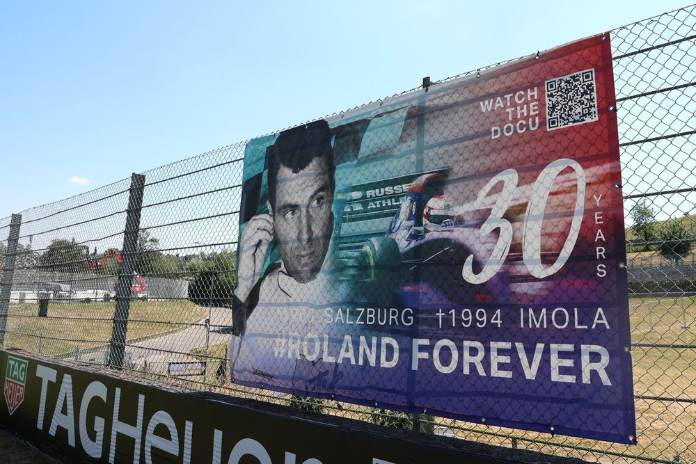 Una bandera de Roland Ratzenberger en la valla de Imola