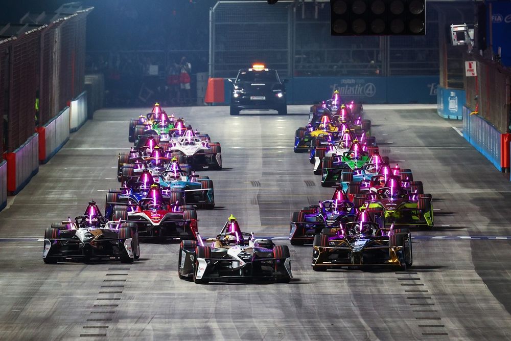 Руководитель Формулы E отправил Ферстаппену «непослушное» приглашение из Джидды после критики Формулы-1 2026