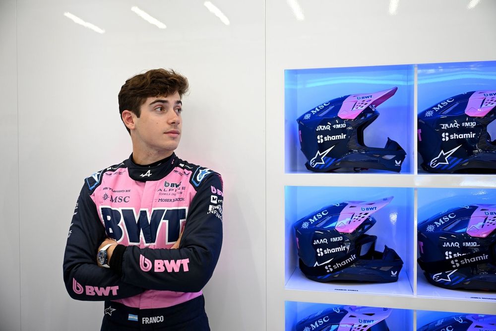 Franco Colapinto, Alpine, el jueves en el garaje de Alpine en Spa.