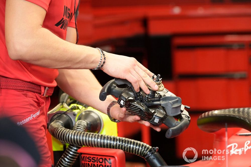 Il volante di Sainz quando arrivò in Ferrari, con la struttura agguntiva nella zona inferiore per accogliere le due leve della frizione
