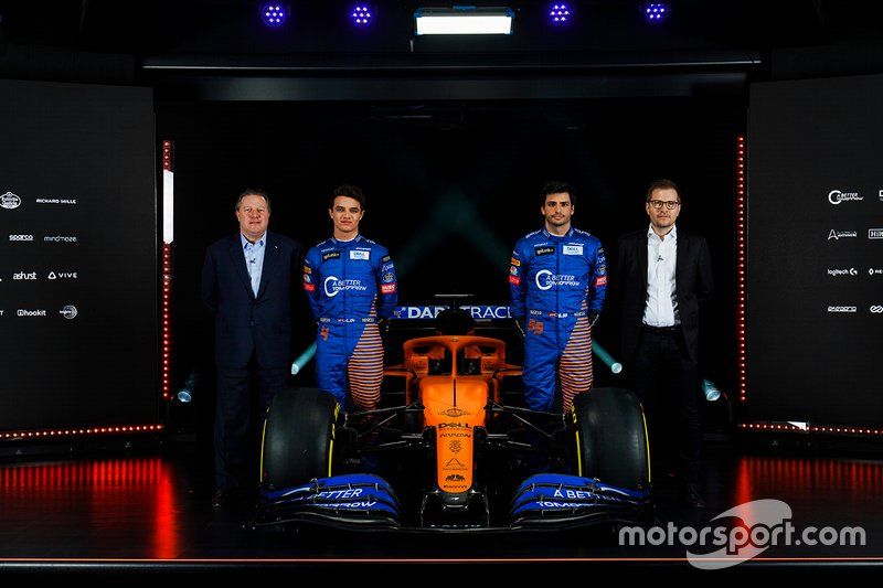 Los dos pilotos de McLaren en 2020, Carlos Sainz y Lando Norris, junto con Zak Brown, director ejecutivo, y Andreas Seidl, Team Principal. Cuatro figuras clave en la remontada del equipo.