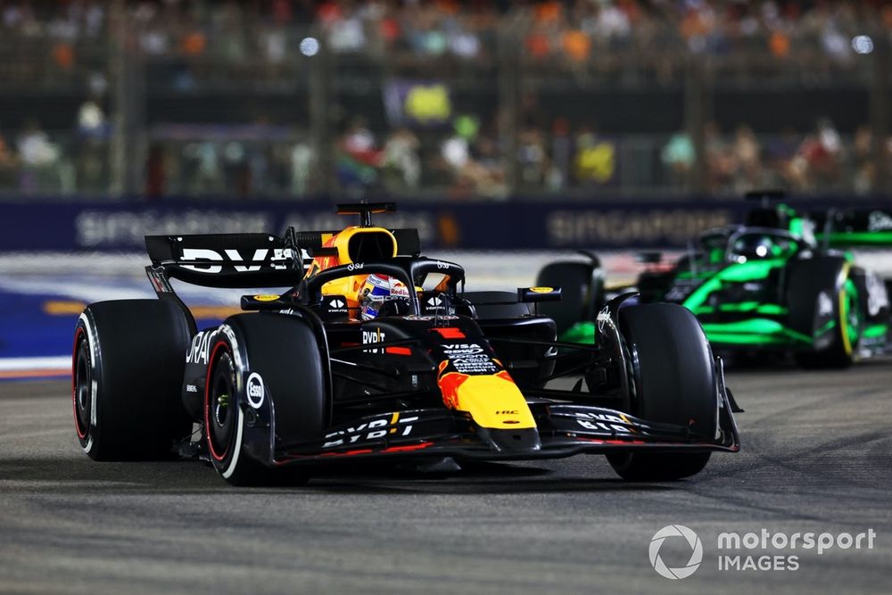 Max Verstappen, Red Bull Racing RB20, Valtteri Bottas, Stake F1 Team KICK Sauber C44