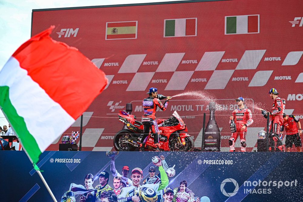 El podo de Assen en 2024, con Pecco Bagnaia, Jorge Martín y Enea Bastianini, demostrando el domingo de las tres Ducati oficiales del año pasado