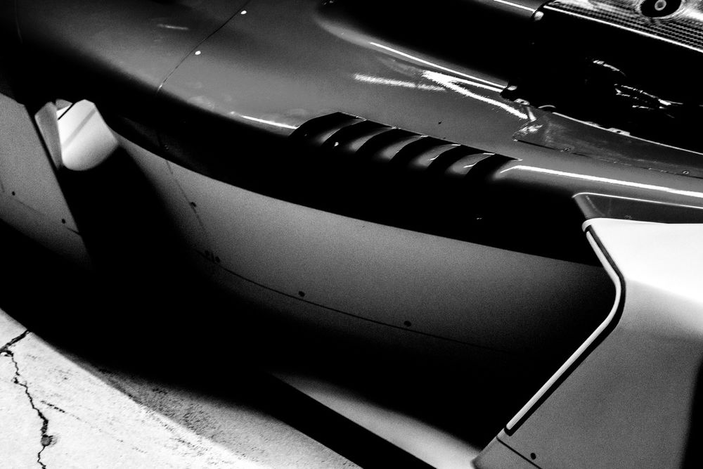 Il canale lungo il cockpit e la griglia per il raffreddamento sulla Gen 4: più potenza significa anche più calore da smaltire