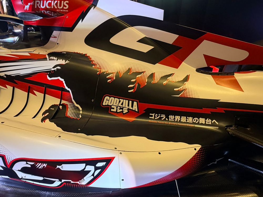 Haas VF-26 con la decoración Godzilla