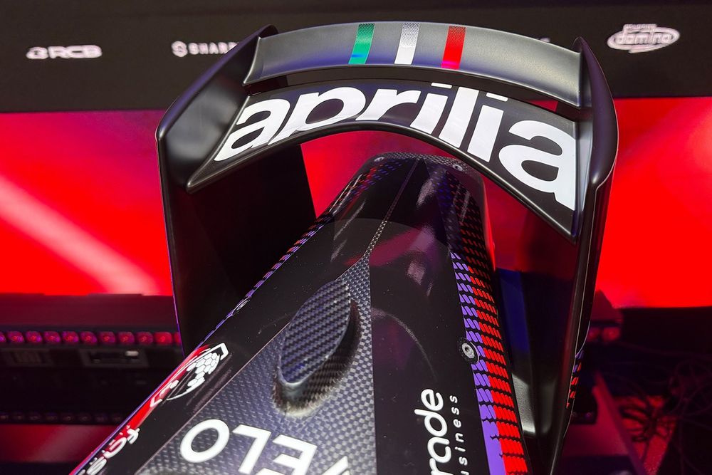 Aprilia RS-GP26, dettaglio tecnico dell'ala posteriore vista alla presentazione di Milano