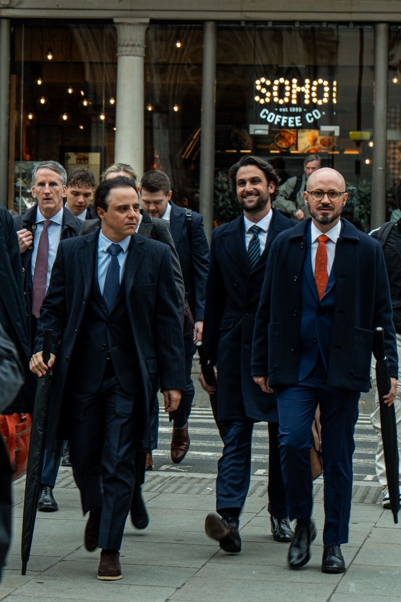 Felipe Massa e seu irmão e empresário Dudu Massa chegam à Corte Inglesa, acompanhados pelos advogados Bernardo Viana, Nick de Marco, Kendrah Potts, Rowan Senett, Luke Duggan, Jeffrey Sullivan e Callum Nichols.