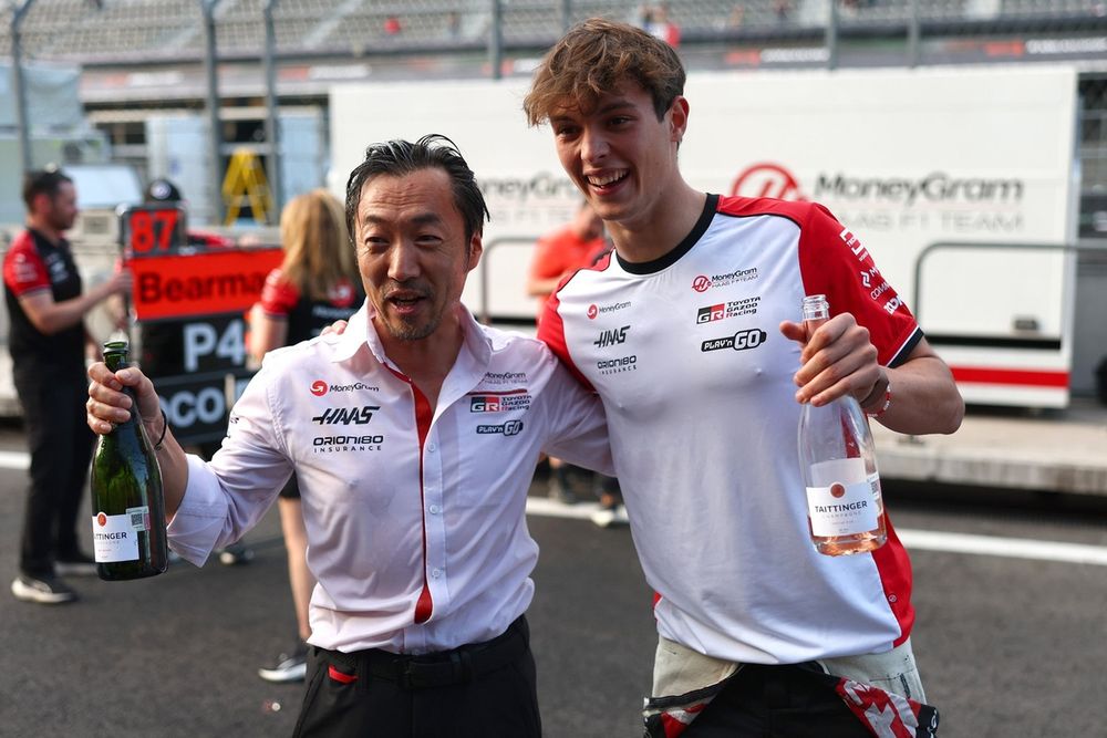 Oliver Bearman and Haas team boss Ayao Komatsu