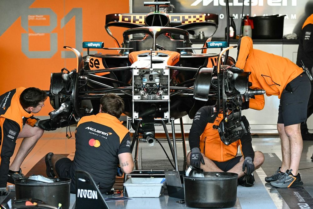 McLaren koos de conservatieve weg, wat het in de GP niet makkelijker maakte. Zie vooral de achtervleugel, deze heeft een grotere hoek dan die bij Verstappen.