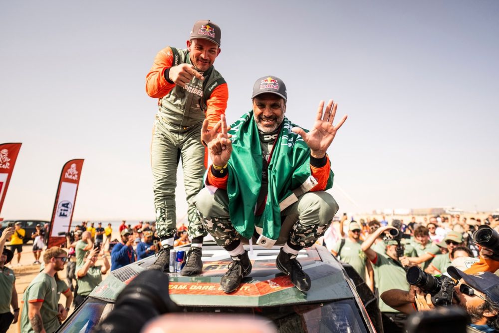 Fabian Lurquin et Nasser Al-Attiyah après leur victoire sur le Dakar 2026.