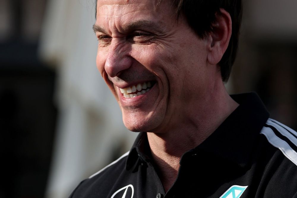 Toto Wolff, team principal Mercedes, se la ride...