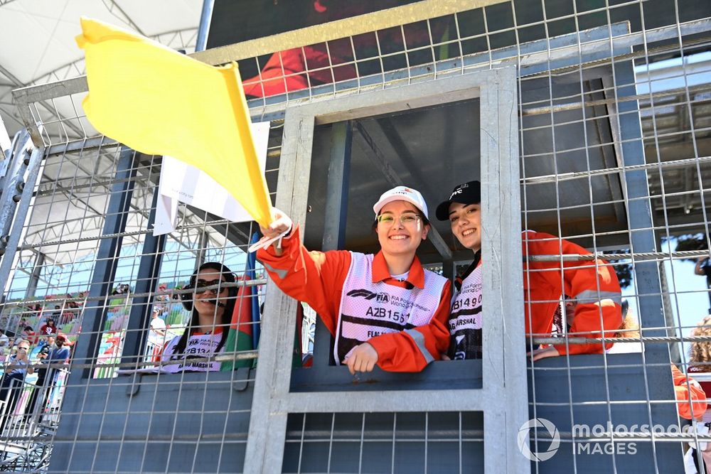 Marshal sventolano la bandiera gialla