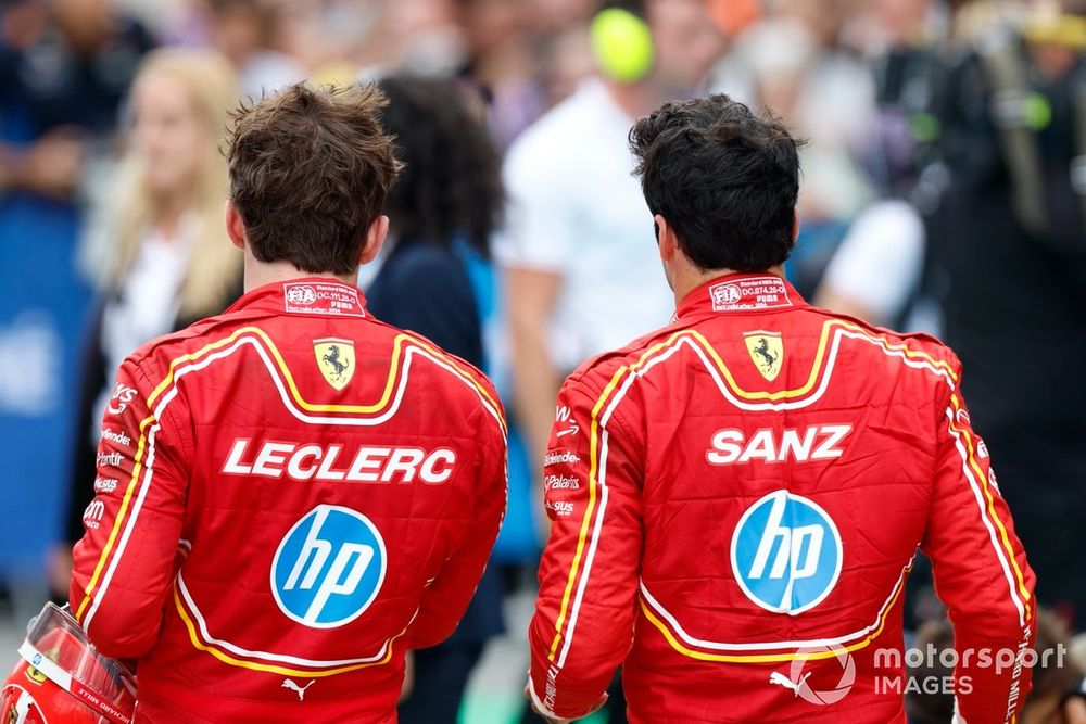 Charles Leclerc, Scuderia Ferrari, Carlos Sainz, Scuderia Ferrari, in Parc Ferme 