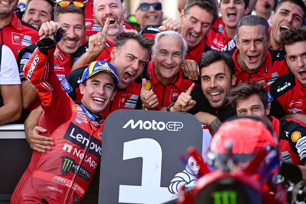 José Luis Martínez, en la foto a la derecha de Davide Tardozzi, celebra una victoria de Marc Márquez