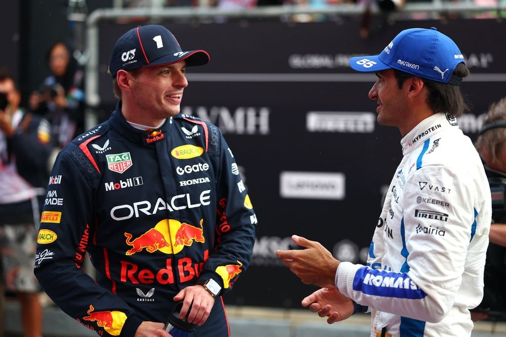 Max Verstappen in pole con la  Red Bull parla con Carlos Sainz secondo con la Williams