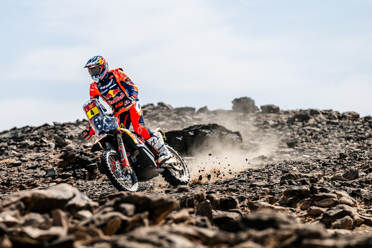 Daniel sanders takes the lead in the Dakar Rally prologue.