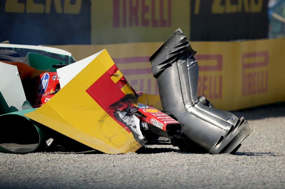 La voiture accidentée de Charles Leclerc.