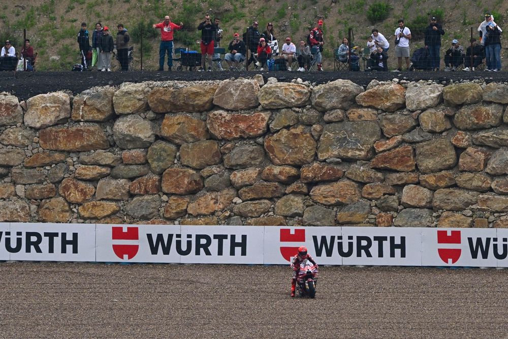 Marc Márquez, Ducati Team sufrió una salida de pista durante la mañana