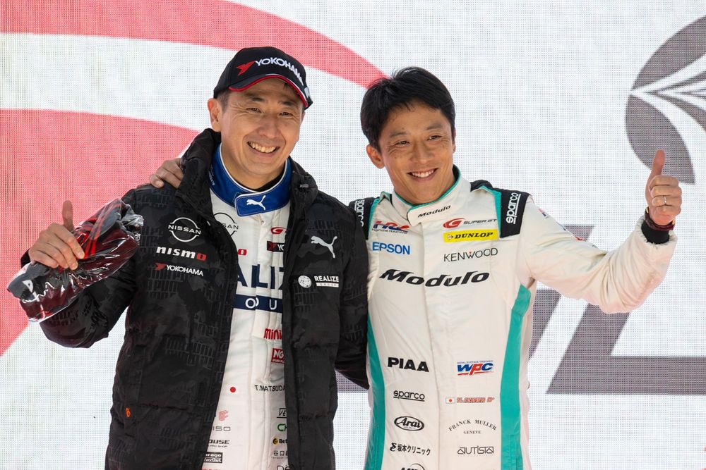 グランドフィナーレでの松田次生（左）と伊沢