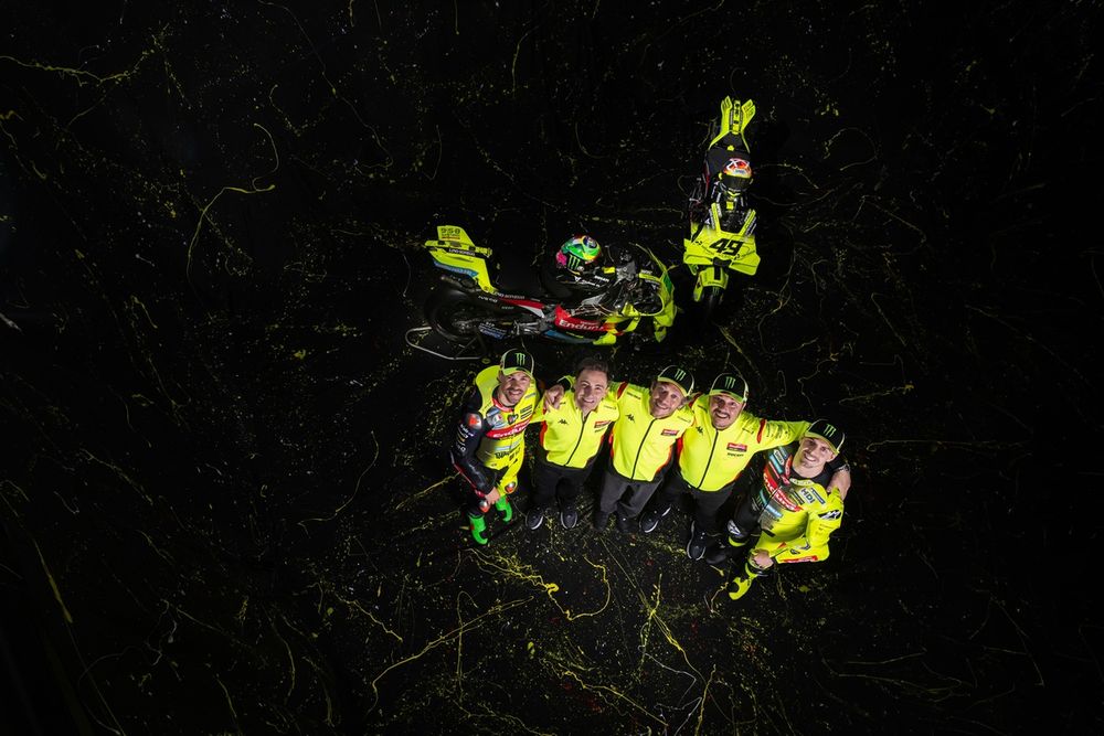 Valentino Rossi, avec Pablo Nieto, Alessio Salucci et les pilotes, Franco Morbidelli et Fabio Di Giannantonio.