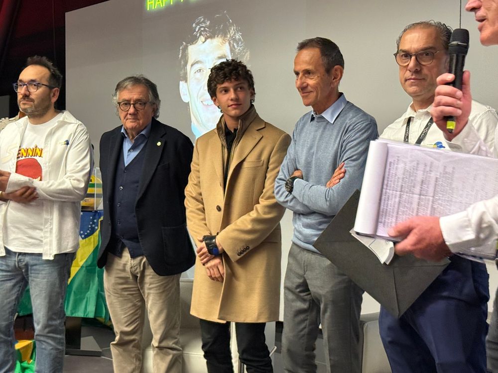 Happy BirthdAyrton a Imola: Antonelli con Minardi e Comas e gli organizzatori della serata a Imola