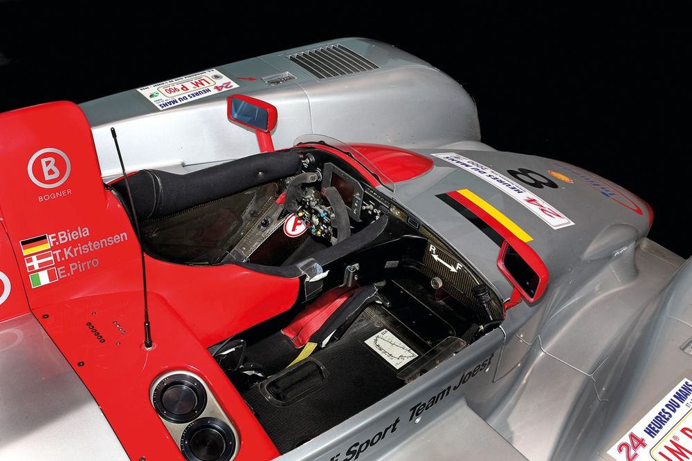 Safety advances 
included Formula 1-style 
cockpit surround (Chassis #404 pictured)