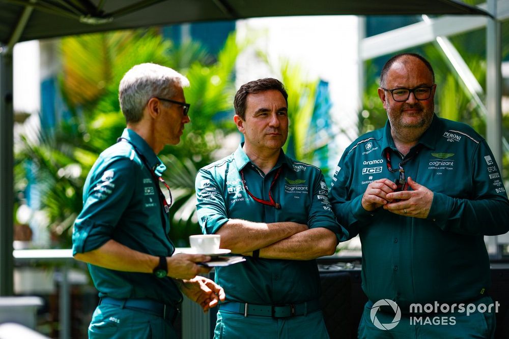Mike Krack, director del equipo Aston Martin F1 Team, Dan Fallows, director técnico de Aston Martin, Tom McCullough, director de rendimiento del equipo Aston Martin F1 Team.