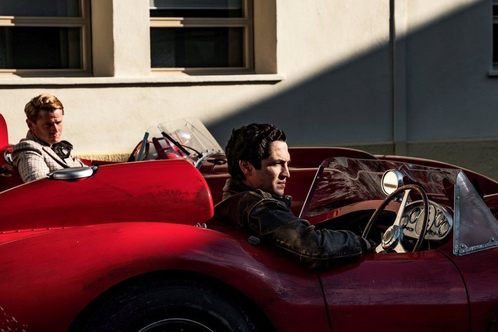 Gabriel Leone como Alfonso De Portago en la película Ferrari