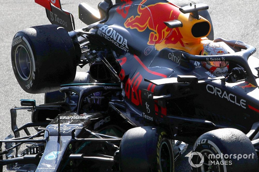 Nog een incident waarbij de halo een belangrijke rol speelde: de clash van Hamilton en Verstappen in Monza.